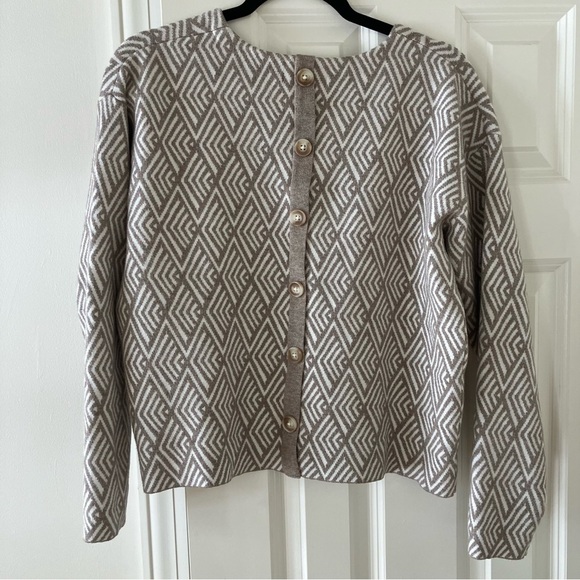 EUC Tahari Geometric Patterned Gray Sweater Button Down Back Detail (Large) - Picture 2 of 5